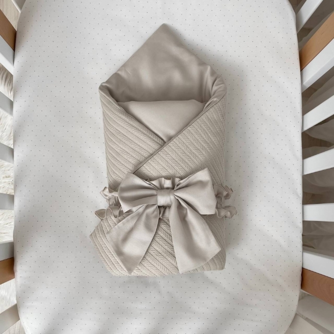 Paturica bebe din satin si material tricotat cu pilota si fundita, latte (1)